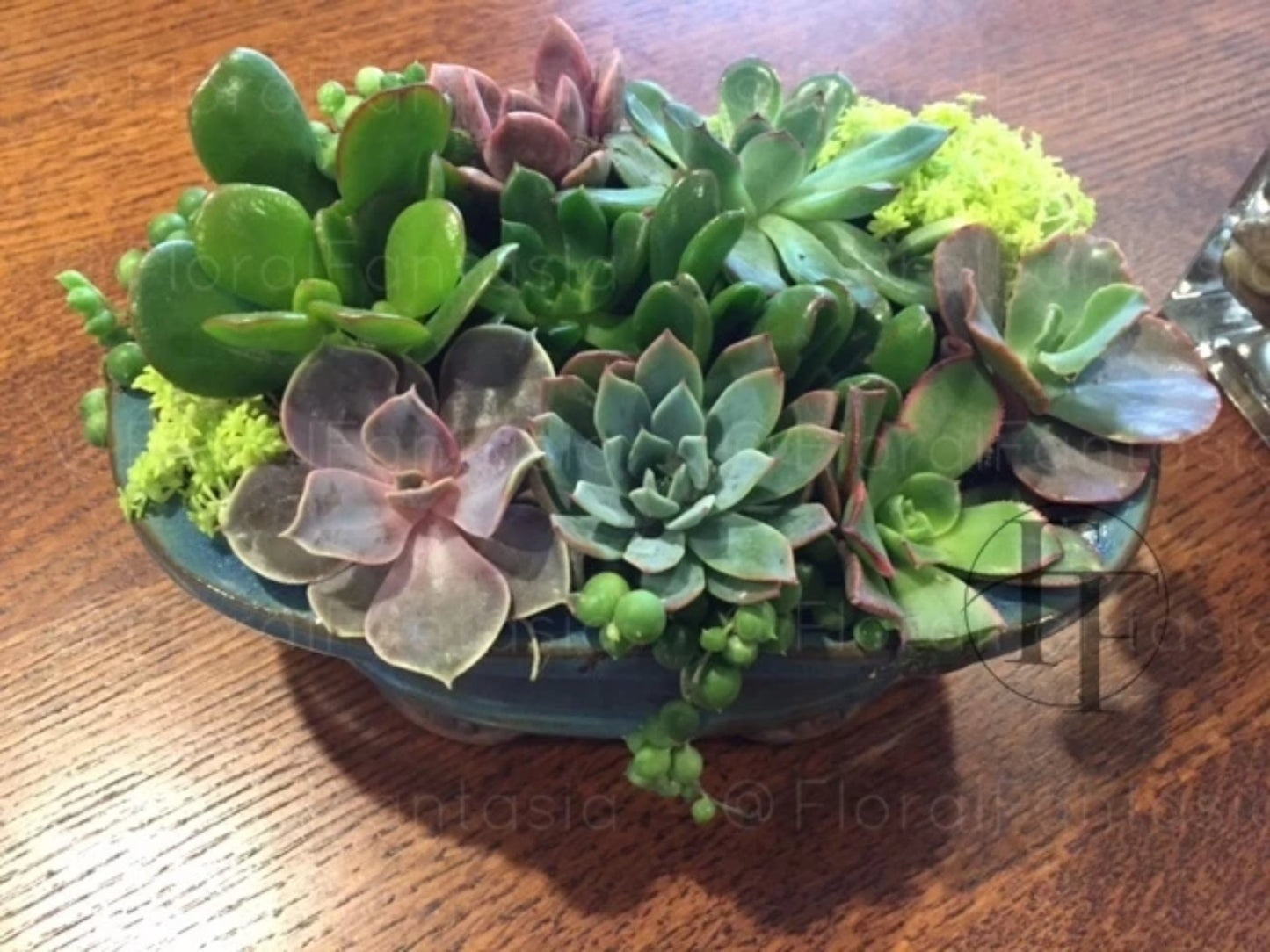 Simple placement of three different floral varieties in a triangle. Perfect for events, corporate events, conferences, parties, weddings, large-scale events, destination management gatherings.